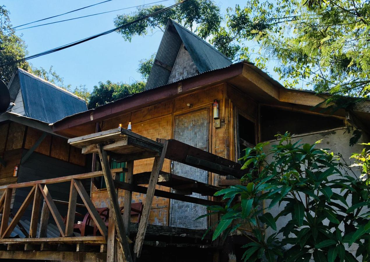 Golden Hut -Chill Bungalows In Town黄金泰式传统独栋小屋 Paj Kültér fotó